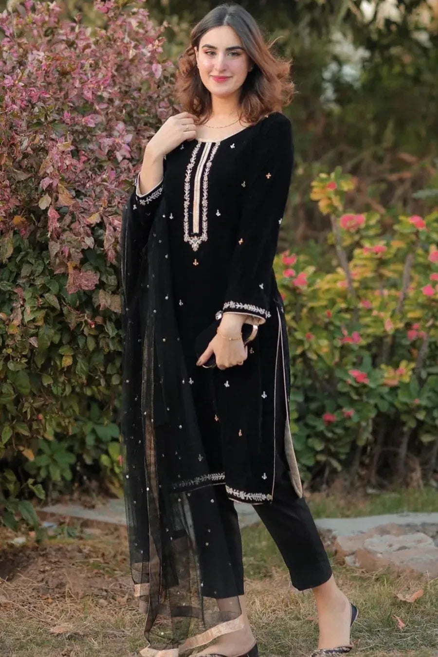 Unstitched 3PCs Velvet Embroidered Dress With Organza embroidered Dopata